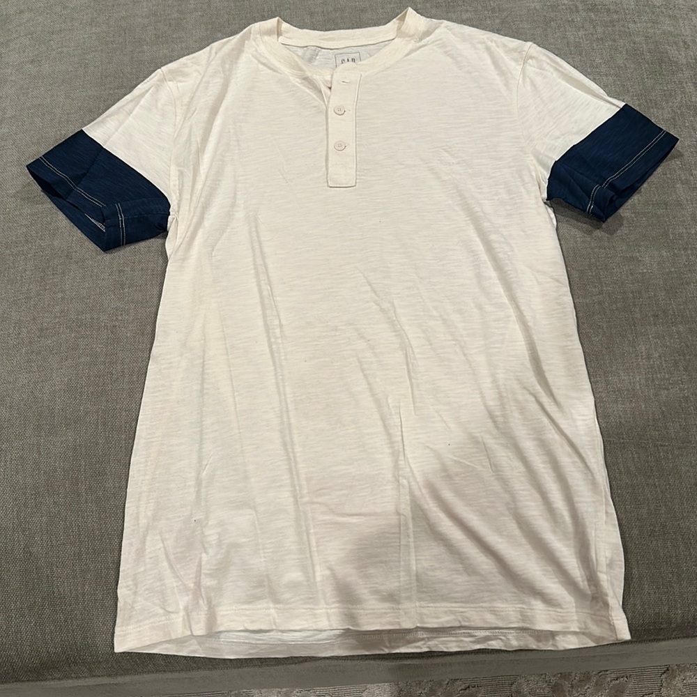 Like New! Gap Mens Henley Tshirt size Small